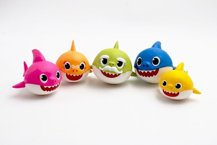 5 coloured sharks from the popular Baby Shark song for children. Perfect to add to water play or to make bath time more fun. Pink, orange, green, blue, yellow sharks. 